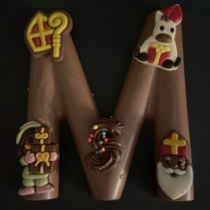 Grote versierde chocolade letter M
