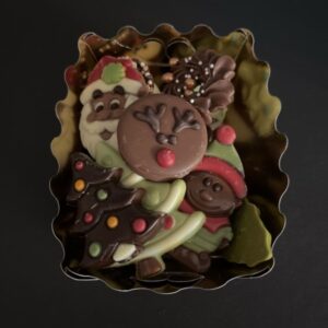 Doorzichtig doosje gevuld met kerst chocolade