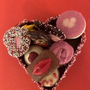 Valentijns hart gevuld met chocolaatjes