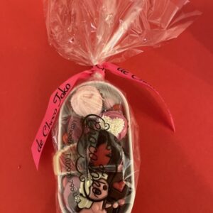 Schaaltje gevuld met Valentijns chocolade