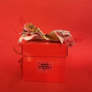 Doos bonbons in Valentijns rood mooi gestrikt